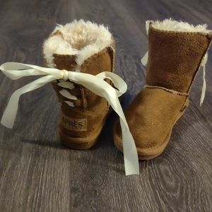 Brown, ribbon back, Apres fuzzy toddler boots.